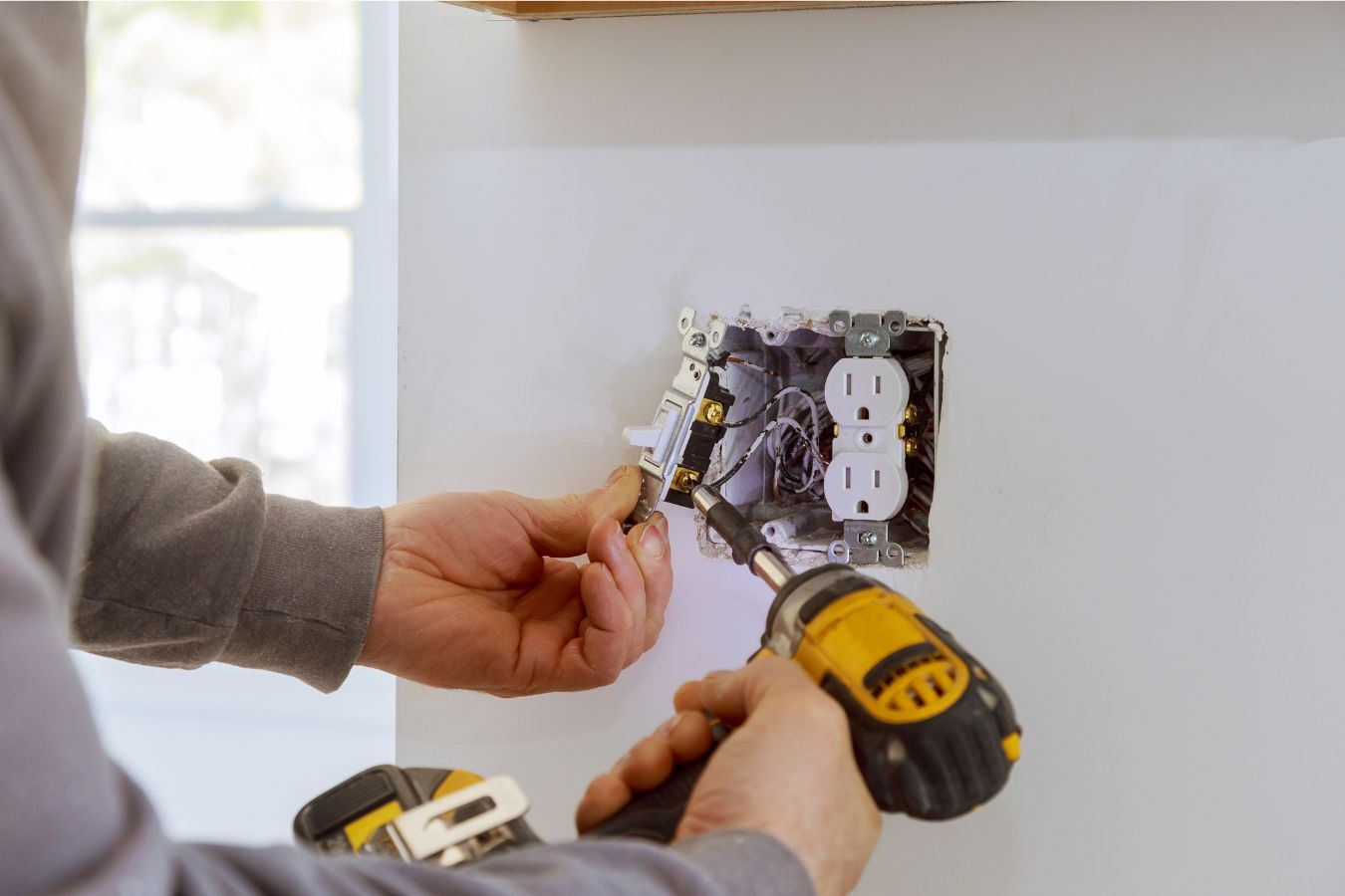 Licensed electrician working in Alameda, CA